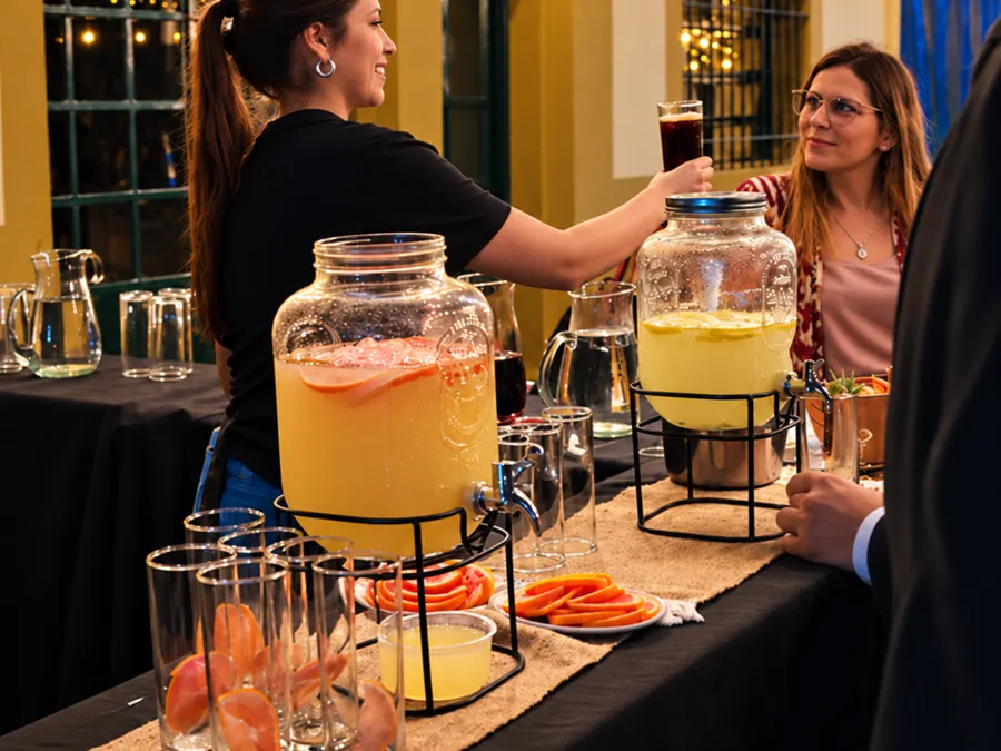 barra de jugos y bebidas en un evento