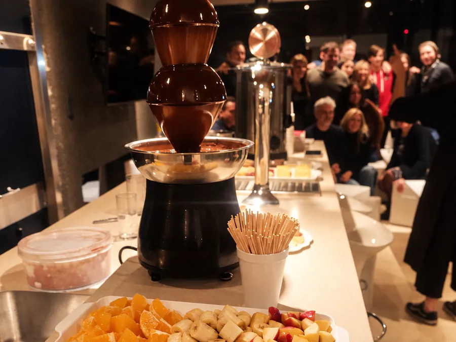 cascada de chocolate con frutas de estación