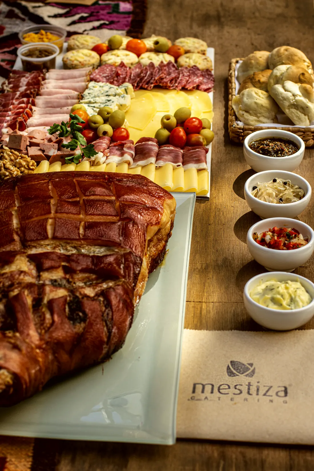 delivery de pernil con tabla de fiambres, quesos y salsas